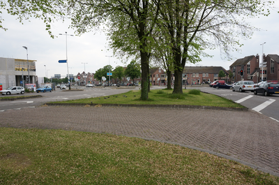 821408 Gezicht op het Westplein te Utrecht, uit het oosten, in de richting van de Vleutenseweg.